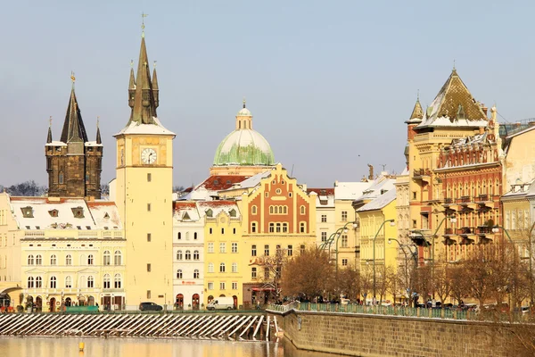 Vista romántica de la nevada Ciudad Vieja de Praga, República Checa — Foto de Stock