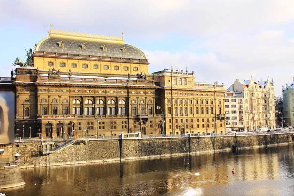 karlı Prag Ulusal Tiyatro güneşli gün, Çek Cumhuriyeti