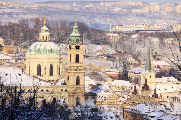 Snowy Prague St. Nicholas 'Cathedral in the sunny Day, Czech Republic — стоковое фото