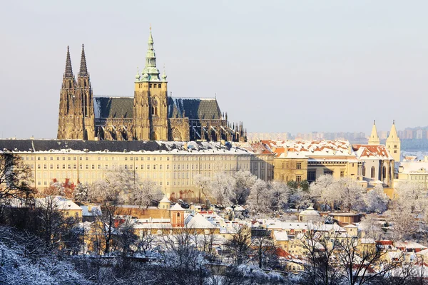 Castelo gótico de Praga nevado romântico no dia ensolarado, República Checa — Fotografia de Stock