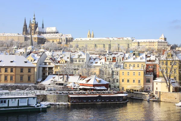 Romantyczny snowy Praga gotyckiego zamku w słoneczny dzień, Republika Czeska — Zdjęcie stockowe