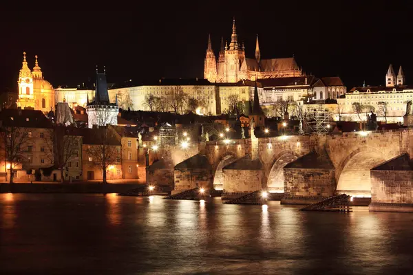 Noite Castelo gótico de Praga com Ponte Charles, República Checa — Fotografia de Stock