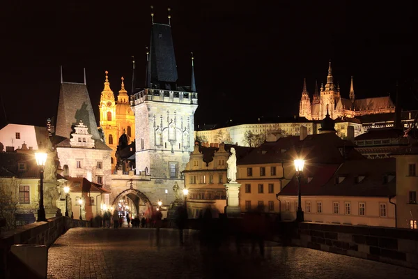 Noche Praga castillo gótico con el puente de Carlos, República Checa — Foto de Stock