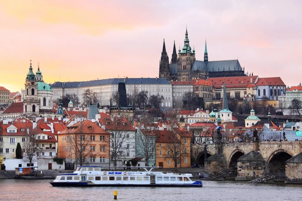 Castillo gótico de Praga y Catedral de San Nicolás con el Puente de Carlos después de la puesta del sol, República Checa — Foto de Stock