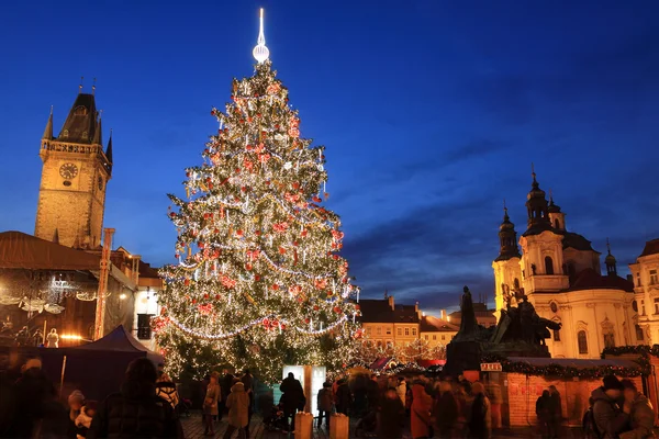 旧市街広場、プラハ、チェコ共和国にクリスマス気分 — ストック写真