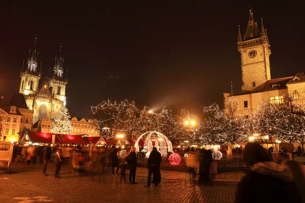 Рождественское настроение на Староместской площади, Прага, Чехия — стоковое фото