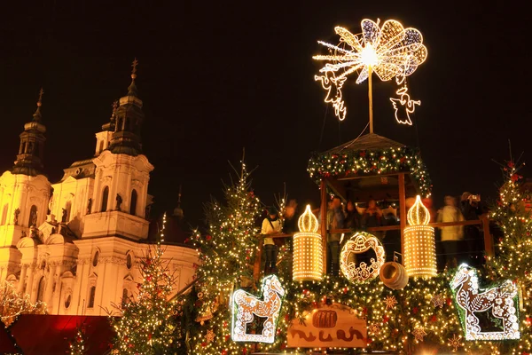 Kerstsfeer op de oude stad plein, Praag, Tsjechië — Stockfoto