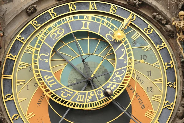 Reloj astronómico medieval histórico en Praga en el casco antiguo de la ciudad, República Checa —  Fotos de Stock