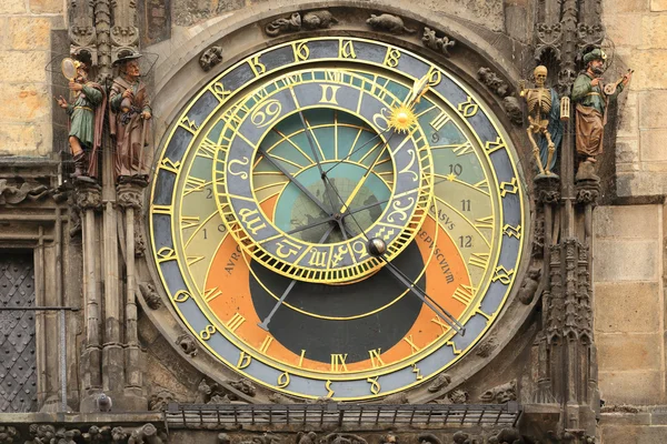 Historiska medeltida astronomiska klockan i Prag på gamla rådhuset, Tjeckien — Stockfoto