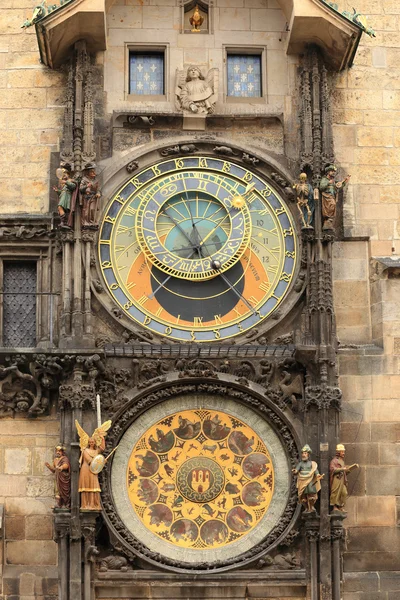 Historische middeleeuwse astronomische klok in Praag op oude stadhuis, Tsjechië — Stockfoto