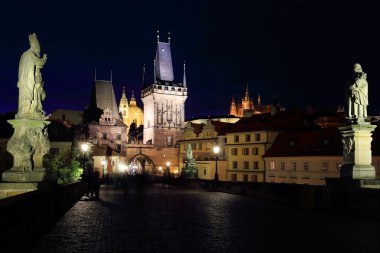 Gece Gotik Prag Kalesi ve charles Köprüsü, Çek Cumhuriyeti ile Aziz nicholas Katedrali