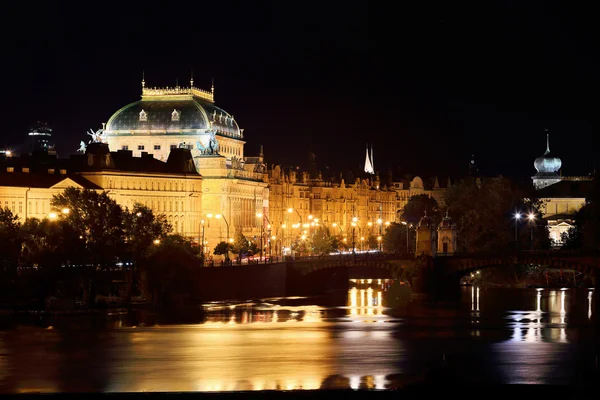 Nocny widok na Pradze Teatru Narodowego, Republika Czeska — Zdjęcie stockowe