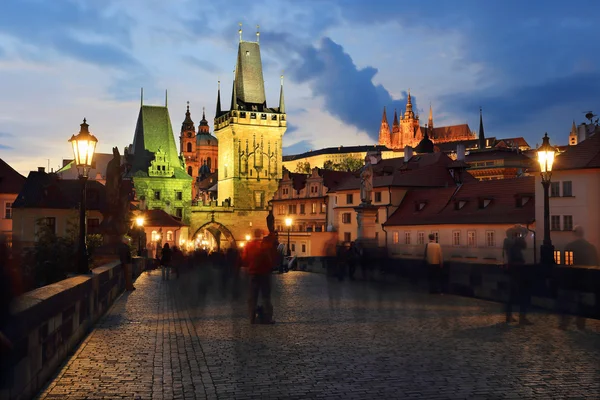 Natt gotiska Pragborgen och st. nicholas' katedral med charles bridge, Tjeckien — Stockfoto