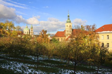 Sonbahar karlı Prag Aziz Nicholas Katedrali