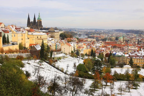 Herbst verschneite Prager Stadt mit gotischer Burg — Stockfoto