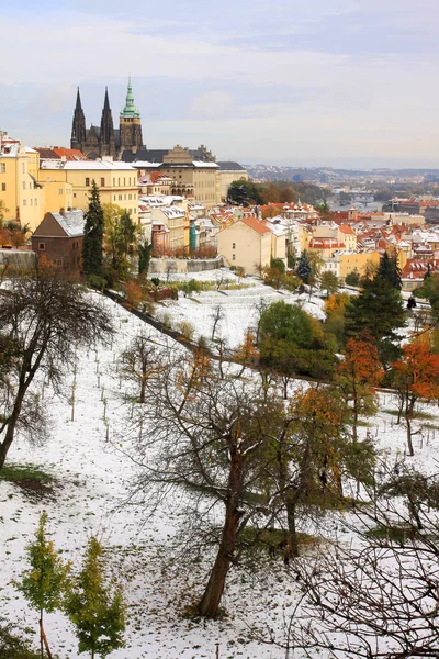 Осінній snowy міста Праги з готичний замок — стокове фото