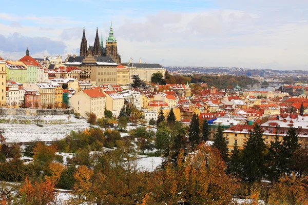 Autunno nevoso Praga Città con Castello gotico — Foto Stock