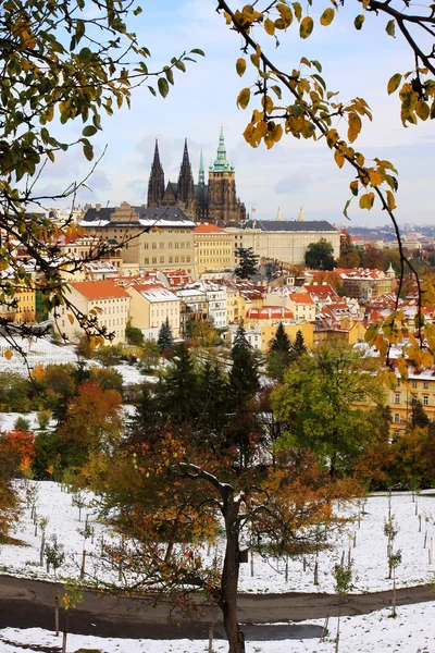 Осінній snowy міста Праги з готичний замок — стокове фото