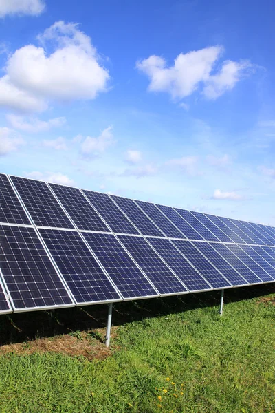 Yaz çayır üzerinde güneş Santrali detayı