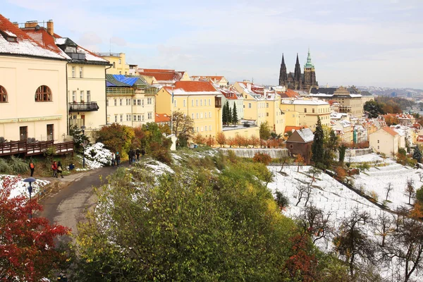 Romantico castello gotico di Praga innevato nella giornata di sole, Repubblica Ceca — Foto Stock