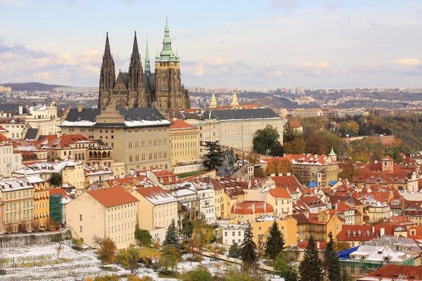 Romantyczny snowy Praga gotyckiego zamku w słoneczny dzień, Republika Czeska — Zdjęcie stockowe