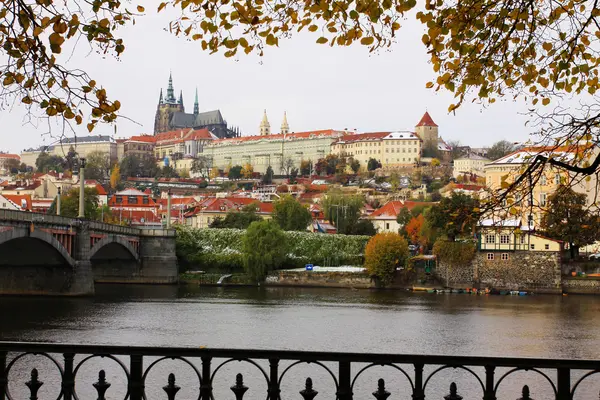 Romantico castello gotico di Praga innevato, Repubblica Ceca — Foto Stock