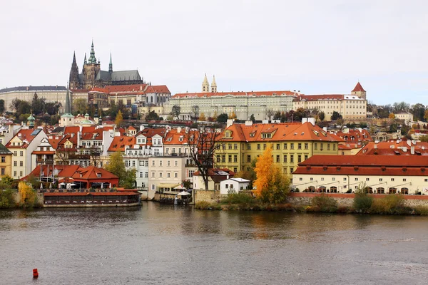 Otoño Castillo gótico de Praga con Puente de Carlos, República Checa —  Fotos de Stock