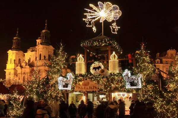 Kerstsfeer op de oude stad plein, Praag, Tsjechië — Stockfoto