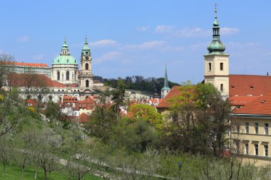 Bahar üzerinde görünümü ile Aziz nicholas Katedrali, Çek Cumhuriyeti Prag