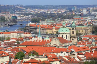 Bahar üzerinde görünümü ile Aziz nicholas Katedrali, Çek Cumhuriyeti Prag