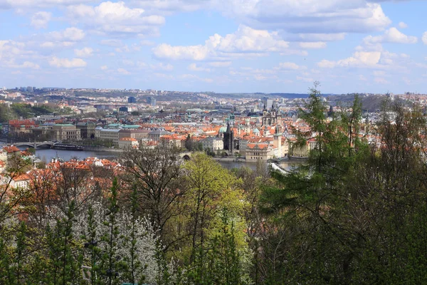 Zicht op het voorjaar Praag stad boven rivier vltava, Tsjechië — Stockfoto