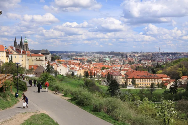 Widok na wiosnę gotycki Zamek Praski z zieleni i kwitnących drzew, Republika Czeska — Zdjęcie stockowe