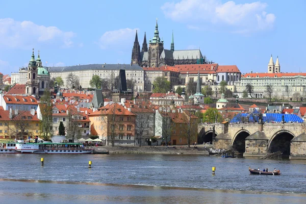 Vista de la primavera Castillo gótico de Praga sobre el río Moldava, República Checa —  Fotos de Stock