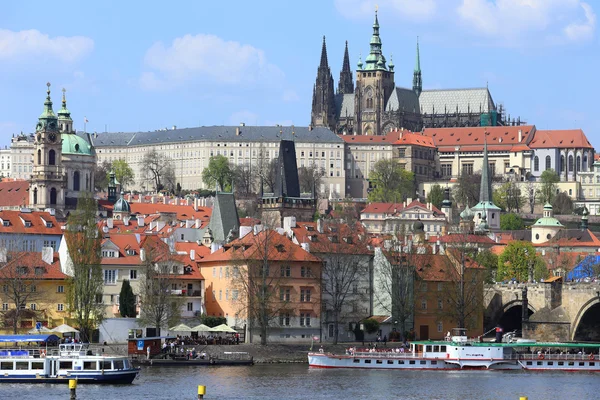 Vista de la primavera Castillo gótico de Praga sobre el río Moldava, República Checa —  Fotos de Stock