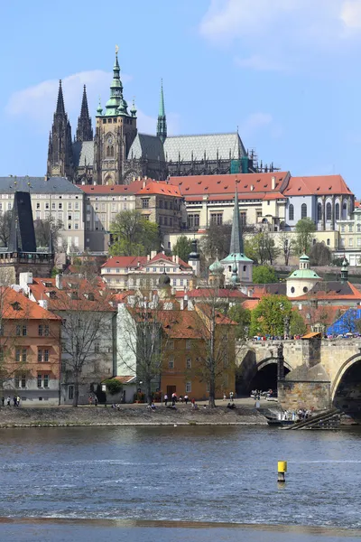 Vue sur le printemps Château gothique de Prague au-dessus de la rivière Vltava, République tchèque — Photo