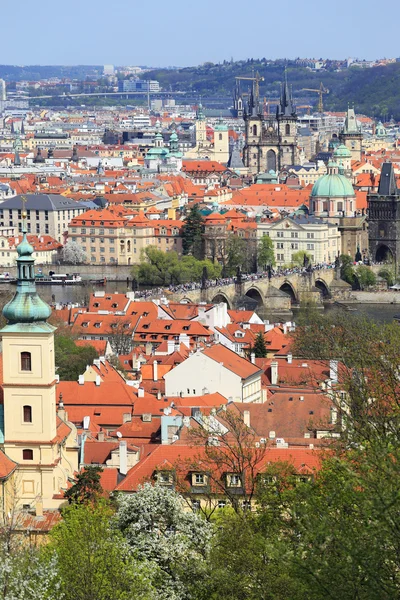 Vista sulla primavera Città di Praga sopra il fiume Moldava, Repubblica Ceca — Foto Stock