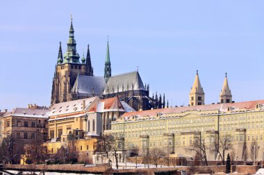 yukarıda Nehri vltava, Çek Cumhuriyeti romantik karlı Prag Gotik Kalesi