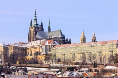 yukarıda Nehri vltava, Çek Cumhuriyeti romantik karlı Prag Gotik Kalesi