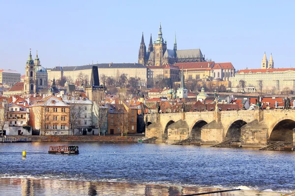 Château gothique romantique enneigé de Prague avec le pont Charles sous le soleil, République tchèque — Photo