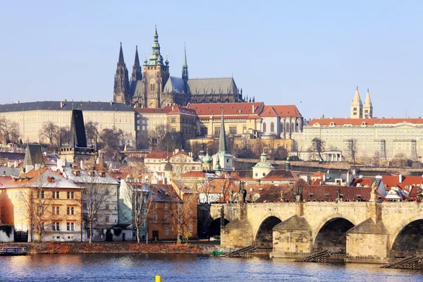 Romantische besneeuwde Praag gotische burcht met charles bridge in de zonnige dag, Tsjechië — Stockfoto