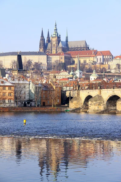Романтический снежный Пражский готический замок с Карловым мостом в солнечный день, Чехия — стоковое фото