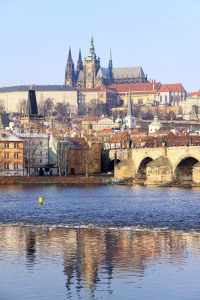 Romantische besneeuwde Praag gotische burcht met charles bridge in de zonnige dag, Tsjechië — Stockfoto