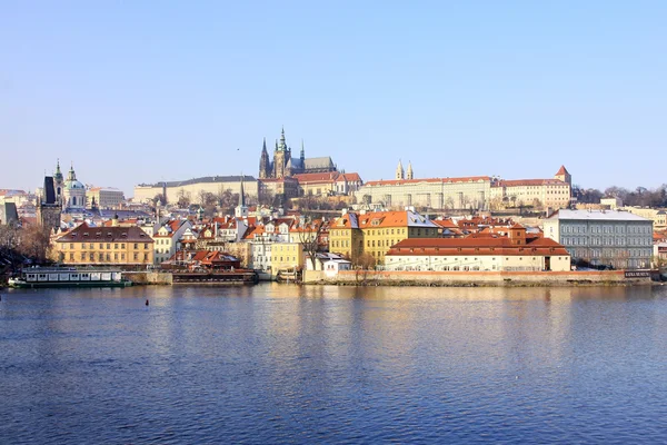 Yukarıda Nehri vltava, Çek Cumhuriyeti romantik karlı Prag Gotik Kalesi — Stok fotoğraf