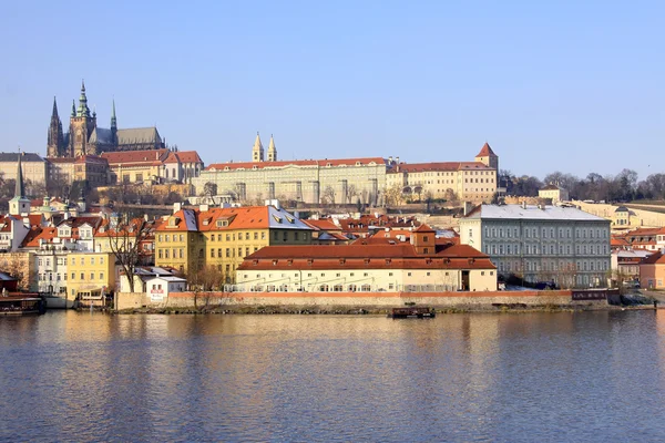 Romantyczny snowy Praga gotycki zamek nad rzeką Wełtawą, Republika Czeska — Zdjęcie stockowe