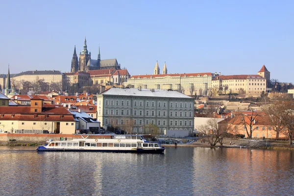 Romántico Castillo gótico nevado de Praga sobre el río Moldava, República Checa —  Fotos de Stock