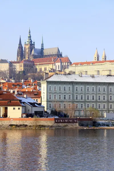 浪漫雪布拉格哥特式城堡之上河伏尔塔瓦河，捷克共和国 — 图库照片