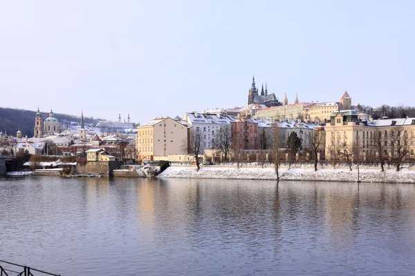 Yukarıda Nehri vltava, Çek Cumhuriyeti romantik karlı Prag Gotik Kalesi — Stok fotoğraf