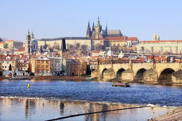 Romantiska snöiga gotiska Pragborgen med Karlsbron i soliga dag, Tjeckien — Stockfoto