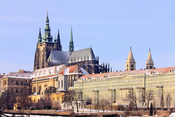 Yukarıda Nehri vltava, Çek Cumhuriyeti romantik karlı Prag Gotik Kalesi — Stok fotoğraf