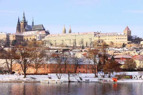 Romantico Castello gotico di Praga innevato sopra il fiume Moldava, Repubblica Ceca — Foto Stock